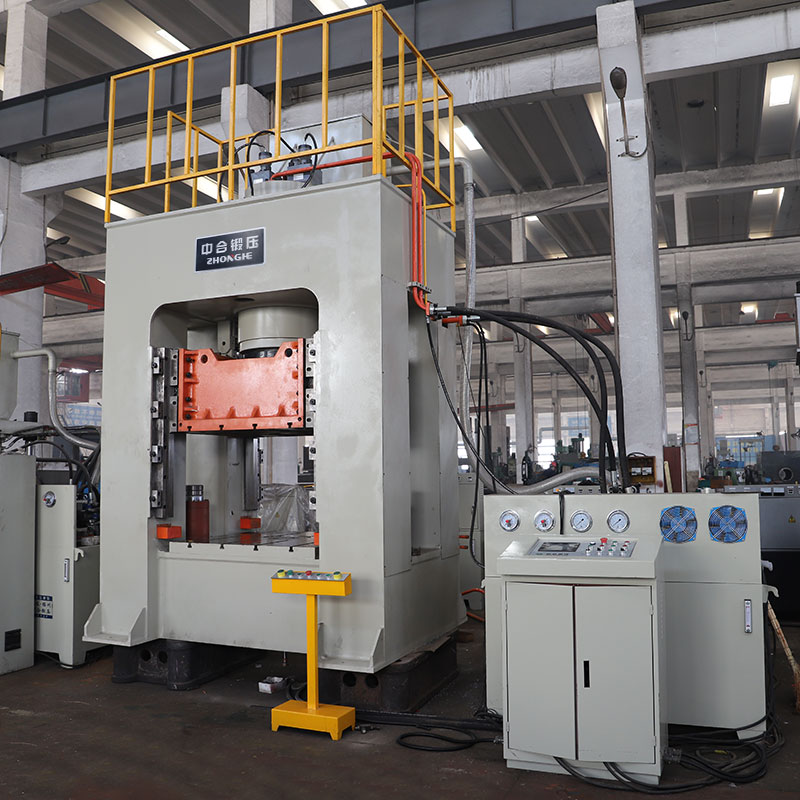 熱模段框架液壓機(jī)(圖4) 熱模段框架液壓機(jī)(圖4)