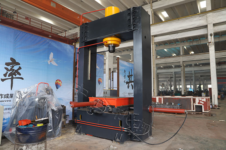 315T龍門移動側(cè)缸式液壓機(圖1) 315T龍門移動側(cè)缸式液壓機(圖1)