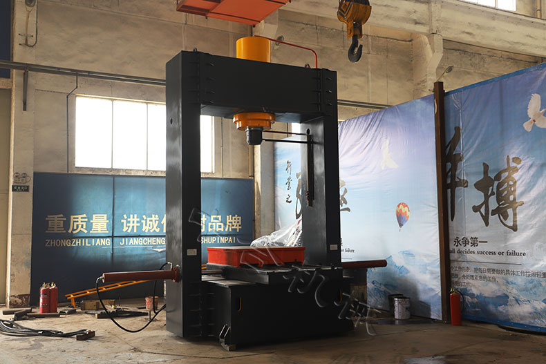 315T龍門移動側(cè)缸式液壓機(圖2) 315T龍門移動側(cè)缸式液壓機(圖2)