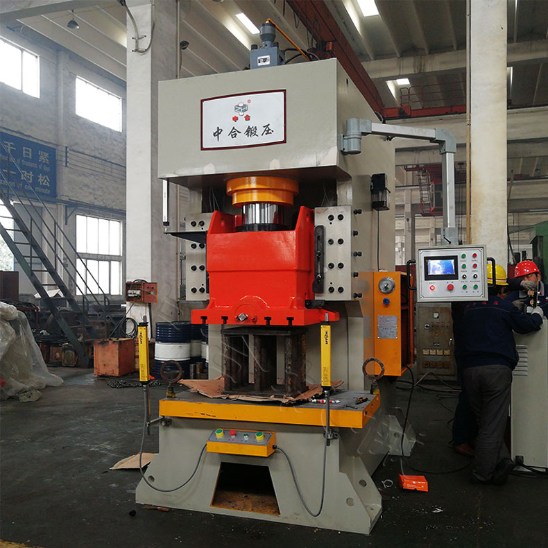 315噸導(dǎo)軌式液壓沖床(圖1) 315噸導(dǎo)軌式液壓沖床(圖1)