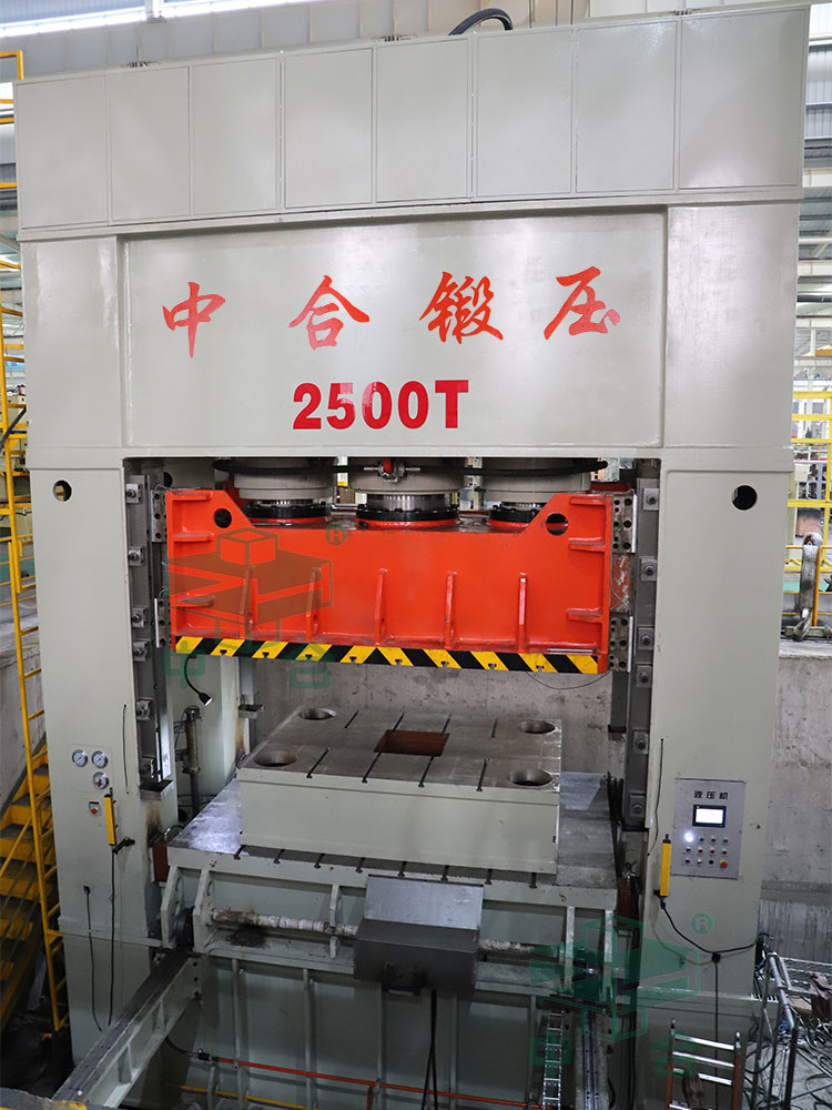 2500噸框架式液壓機(jī)車間試機(jī) 2500噸框架式液壓機(jī)車間試機(jī)