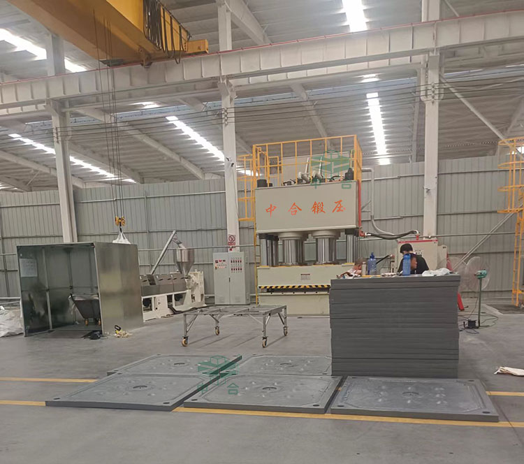 2000噸壓濾機(jī)濾板成型液壓機(jī)客戶現(xiàn)場 2000噸壓濾機(jī)濾板成型液壓機(jī)客戶現(xiàn)場