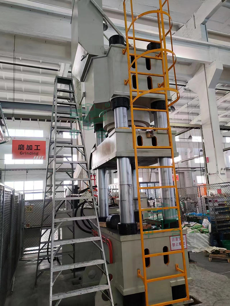 1000噸三梁四柱液壓機(jī)客戶(hù)車(chē)間安裝完成.jpg 1000噸三梁四柱液壓機(jī)客戶(hù)車(chē)間安裝完成.jpg