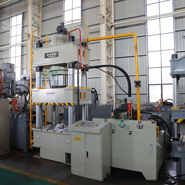 500噸四柱油壓機(jī).jpg 500噸四柱油壓機(jī).jpg