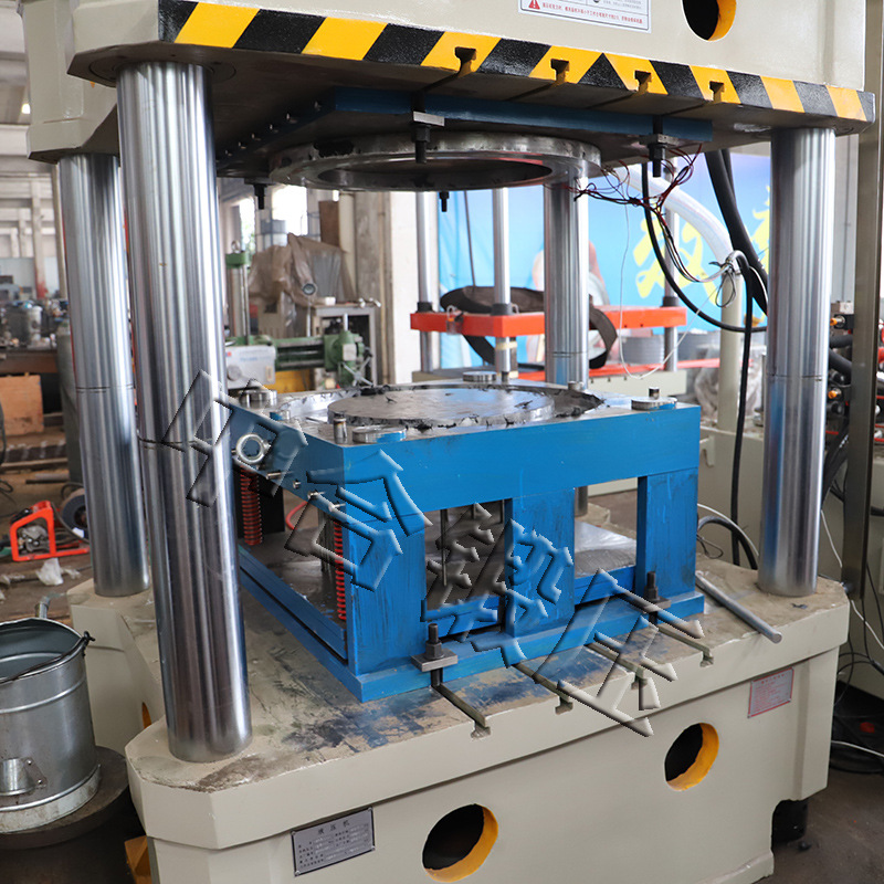 315噸玻璃鋼樹(shù)脂復(fù)合井蓋熱壓成型液壓機(jī)(圖6) 315噸玻璃鋼樹(shù)脂復(fù)合井蓋熱壓成型液壓機(jī)(圖6)