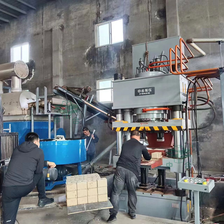 630噸牛羊舔鹽壓塊機(生產(chǎn)線).jpg 630噸牛羊舔鹽壓塊機(生產(chǎn)線).jpg