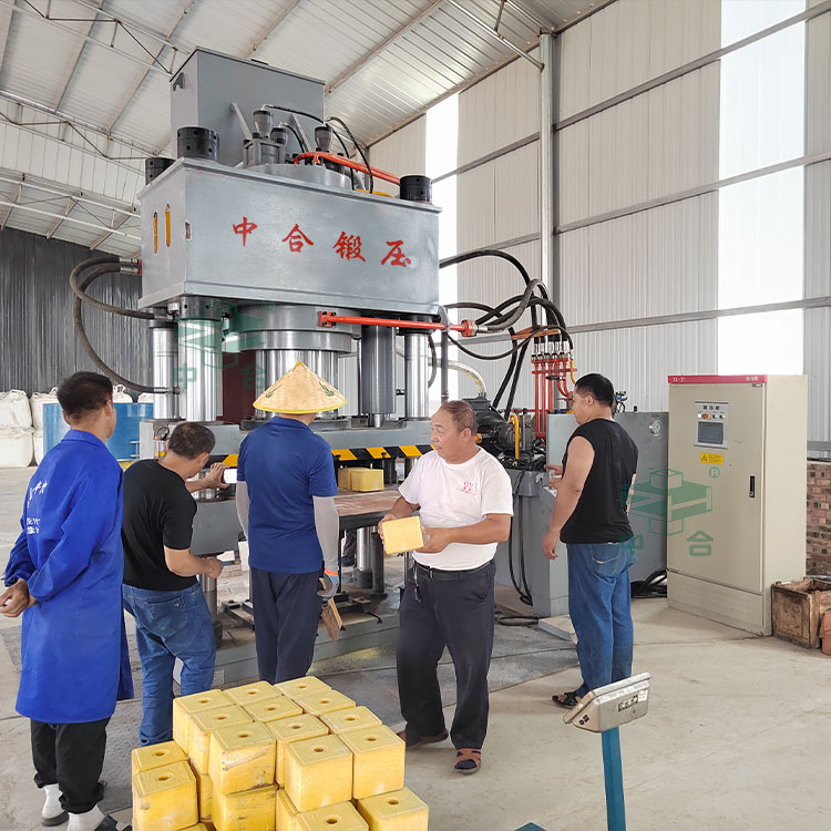 1000噸牛羊舔磚液壓機客戶現(xiàn)場.jpg 1000噸牛羊舔磚液壓機客戶現(xiàn)場.jpg