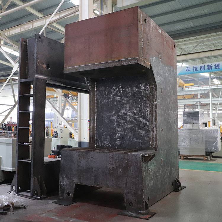 500噸單柱液壓機(jī)車間加工.jpg 500噸單柱液壓機(jī)車間加工.jpg