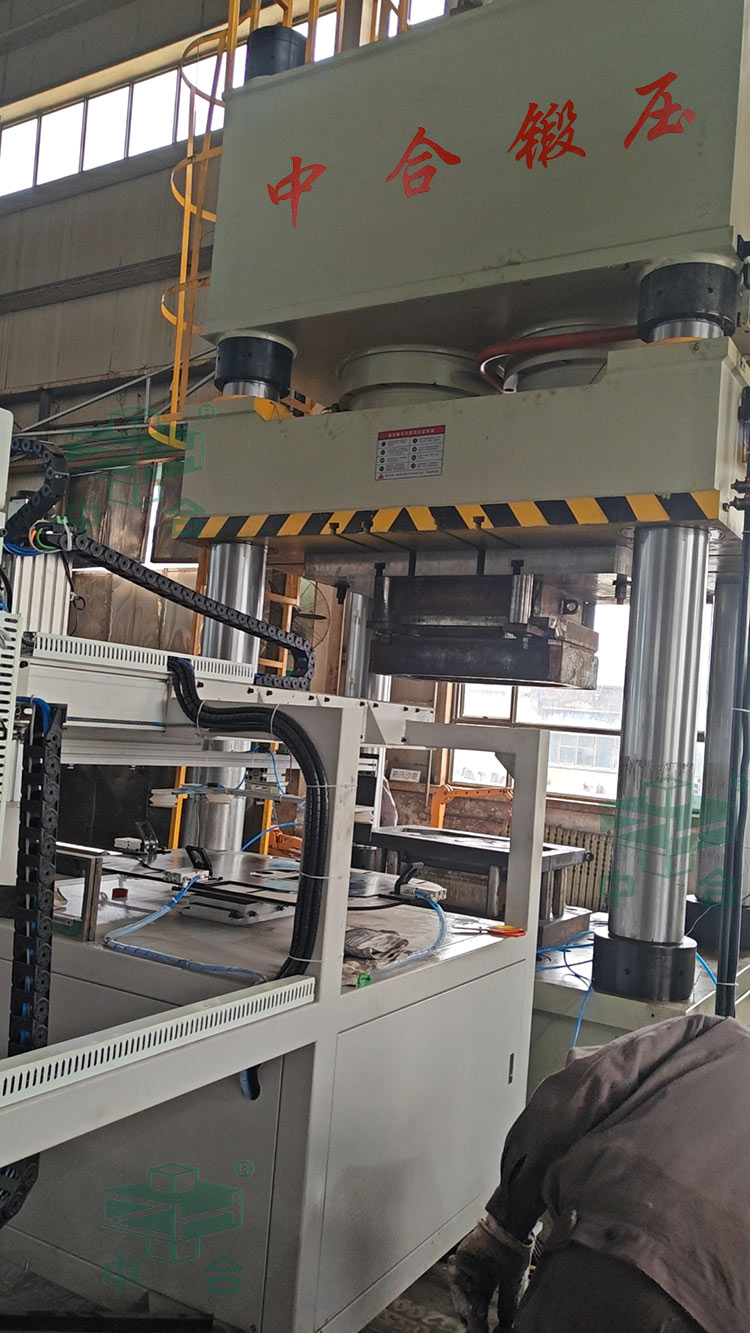 630噸四柱液壓機(jī)加工鋼板.jpg 630噸四柱液壓機(jī)加工鋼板.jpg