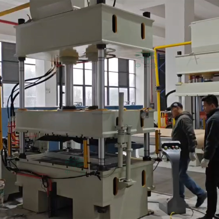 120噸四柱液壓機客戶試機現(xiàn)場 120噸四柱液壓機客戶試機現(xiàn)場