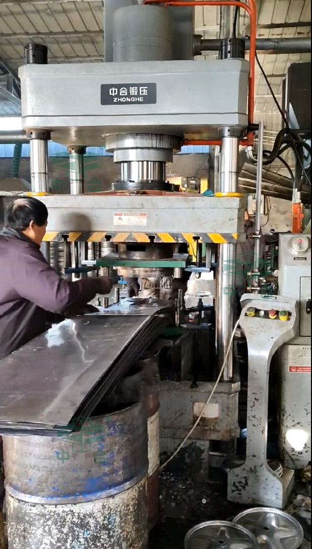 200噸沖壓農(nóng)用機(jī)械車輪轂專用液壓機(jī)客戶現(xiàn)場.jpg 200噸沖壓農(nóng)用機(jī)械車輪轂專用液壓機(jī)客戶現(xiàn)場.jpg