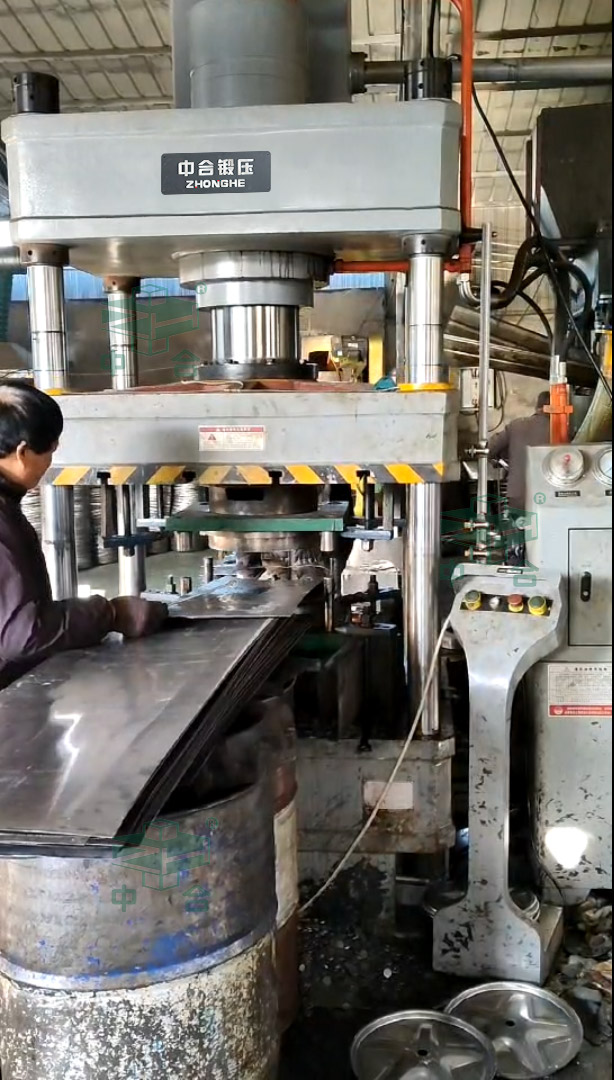 200噸四柱液壓機(jī)沖壓農(nóng)用機(jī)械車輪轂.jpg 200噸四柱液壓機(jī)沖壓農(nóng)用機(jī)械車輪轂.jpg