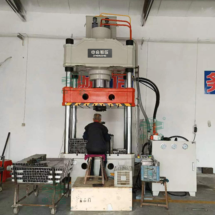 315噸鋁型材壓制液壓機(jī) 315噸鋁型材壓制液壓機(jī)