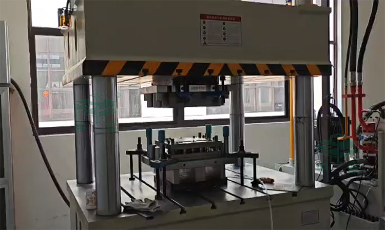 315噸四柱液壓機加工現(xiàn)場.jpg 315噸四柱液壓機加工現(xiàn)場.jpg