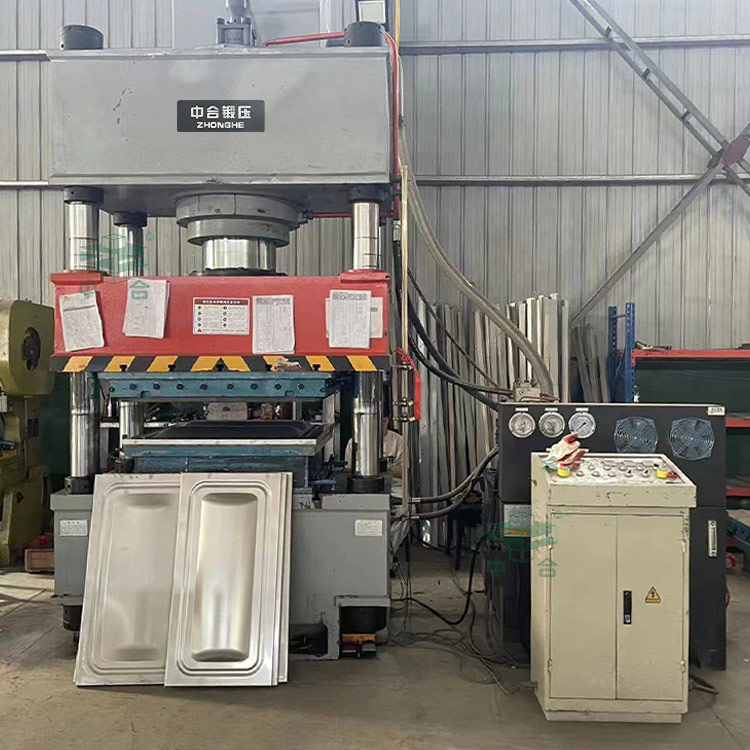 400噸巧克力不銹鋼水箱板液壓機(jī).jpg 400噸巧克力不銹鋼水箱板液壓機(jī).jpg