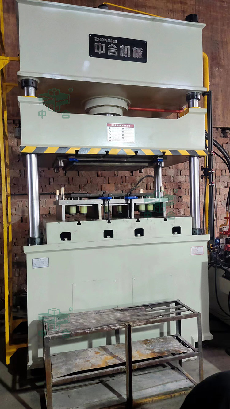 200噸四柱拉伸液壓機客戶現(xiàn)場.jpg 200噸四柱拉伸液壓機客戶現(xiàn)場.jpg