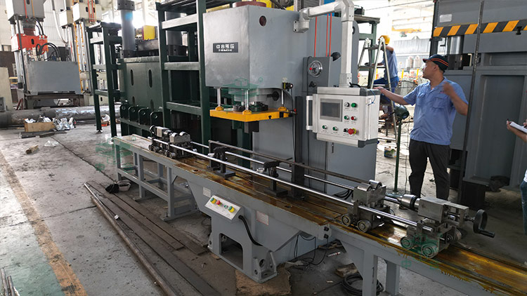 100噸單臂液壓機(jī).jpg 100噸單臂液壓機(jī).jpg