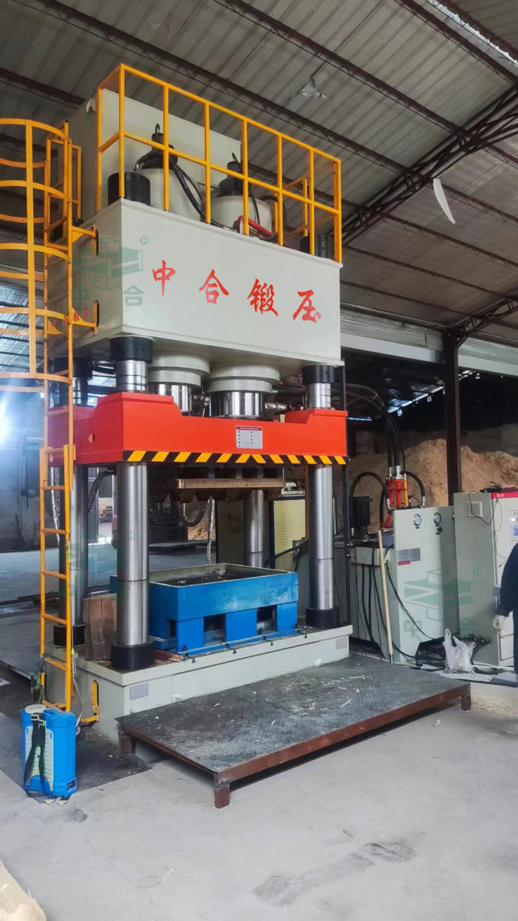 125噸木屑托盤(pán)成型機(jī).jpg 125噸木屑托盤(pán)成型機(jī).jpg