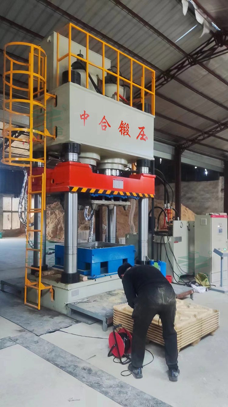 1250噸四柱液壓機(jī).jpg 1250噸四柱液壓機(jī).jpg