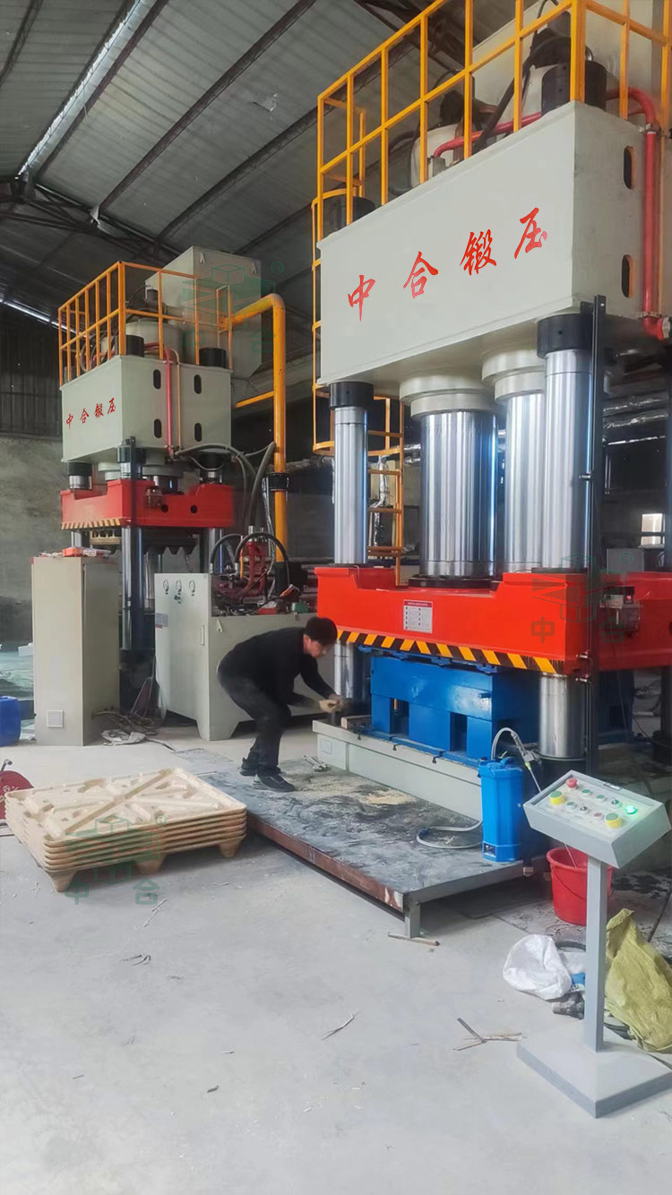 木屑托盤(pán)成型液壓機(jī)客戶現(xiàn)場(chǎng).jpg 木屑托盤(pán)成型液壓機(jī)客戶現(xiàn)場(chǎng).jpg