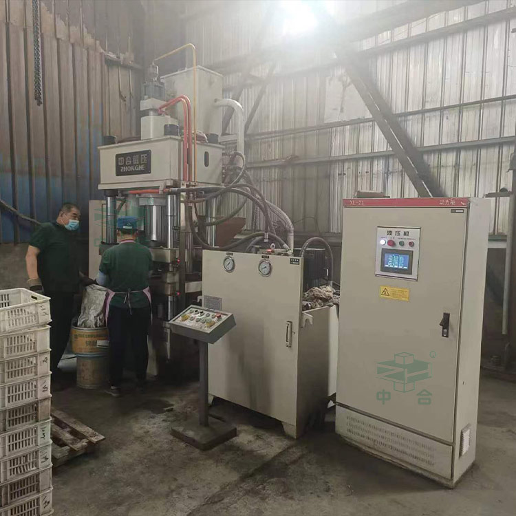 200噸四梁四柱液壓機客戶現(xiàn)場.jpg 200噸四梁四柱液壓機客戶現(xiàn)場.jpg