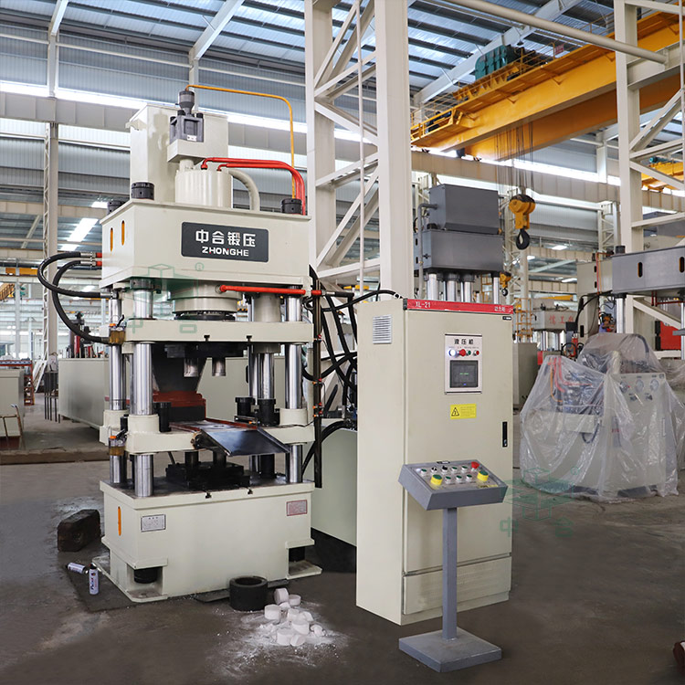 200噸四梁四柱液壓機車間試機 200噸四梁四柱液壓機車間試機