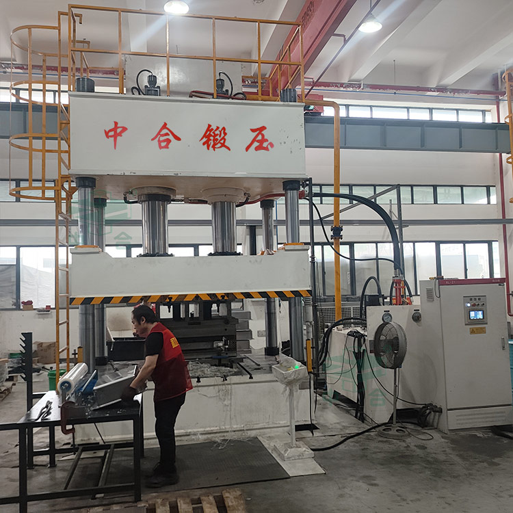 500噸不銹鋼水槽拉伸液壓機(jī)現(xiàn)場(chǎng) 500噸不銹鋼水槽拉伸液壓機(jī)現(xiàn)場(chǎng)