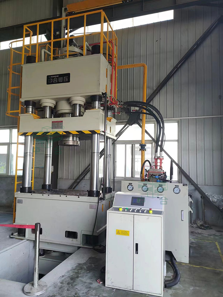 500噸封頭液壓機(jī)現(xiàn)場(chǎng)調(diào)試.jpg 500噸封頭液壓機(jī)現(xiàn)場(chǎng)調(diào)試.jpg