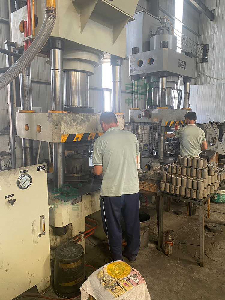 500噸鋁制鉚釘套冷擠壓成型液壓機(jī)客戶現(xiàn)場.jpg 500噸鋁制鉚釘套冷擠壓成型液壓機(jī)客戶現(xiàn)場.jpg