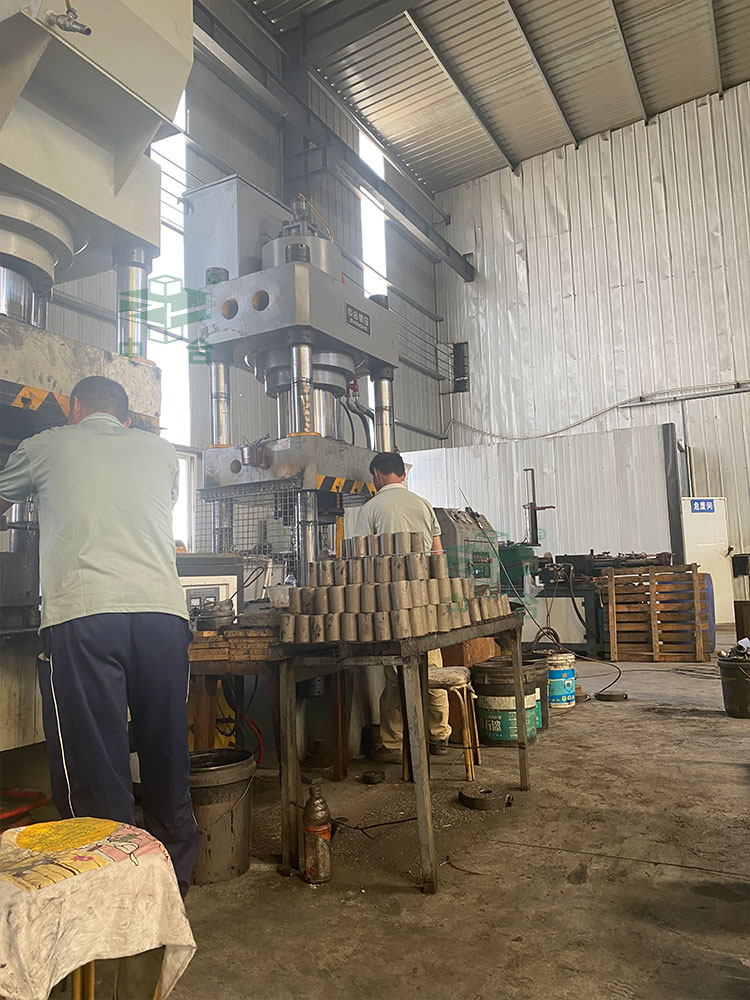 500噸四柱液壓機(jī)客戶現(xiàn)場.jpg 500噸四柱液壓機(jī)客戶現(xiàn)場.jpg