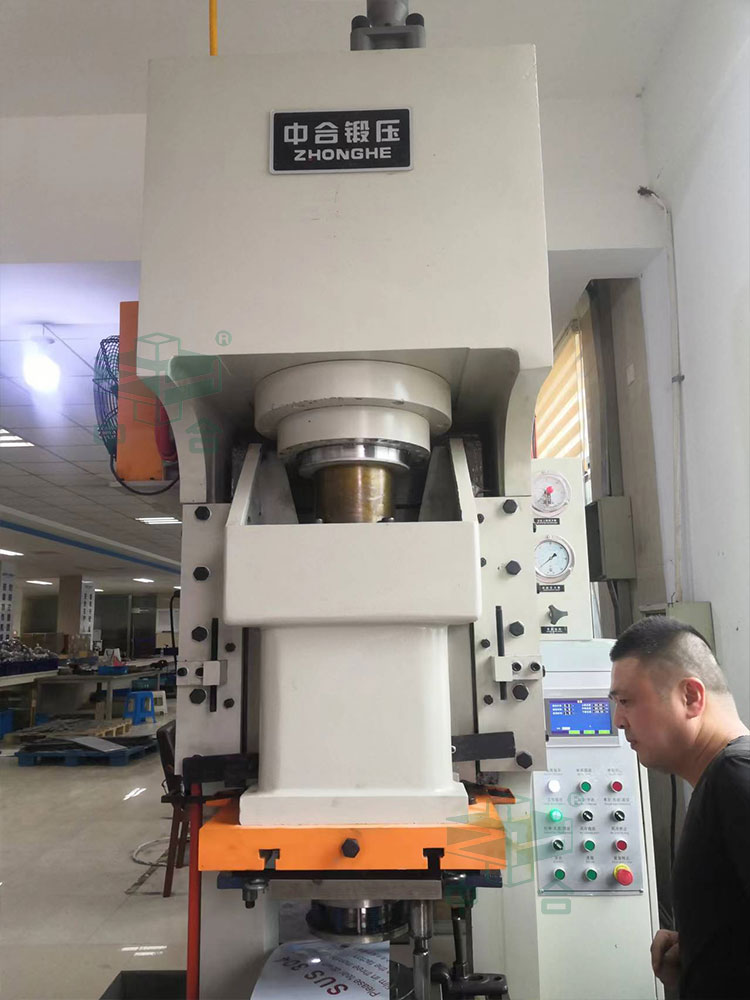 125噸液壓沖床客戶現(xiàn)場(chǎng).jpg 125噸液壓沖床客戶現(xiàn)場(chǎng).jpg