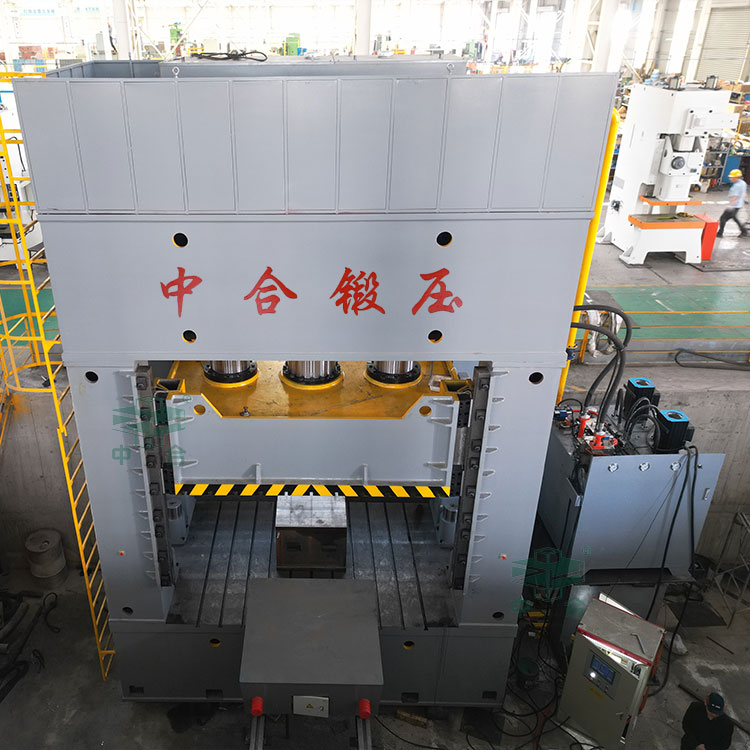 2000噸框架式液壓機車間實物.jpg 2000噸框架式液壓機車間實物.jpg