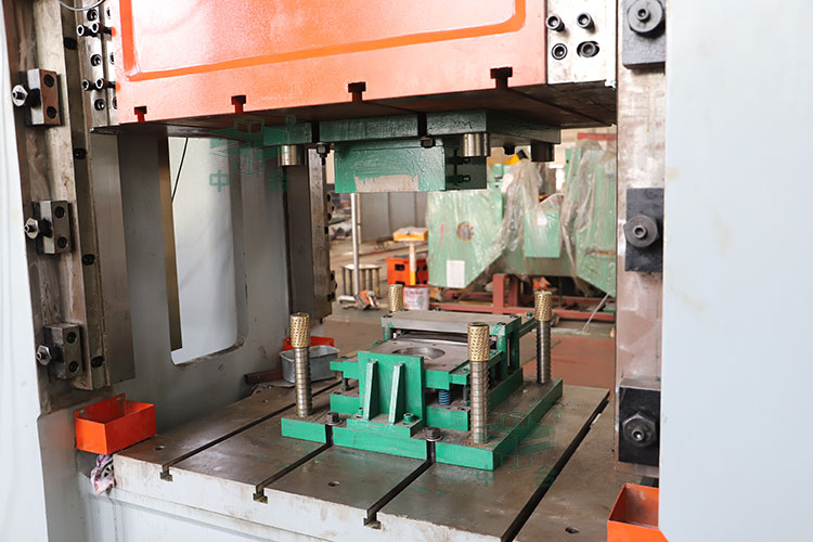 800噸錨桿托盤液壓機(jī)試機(jī).jpg 800噸錨桿托盤液壓機(jī)試機(jī).jpg