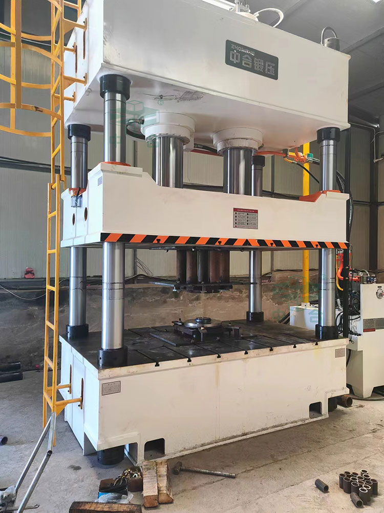 500噸四柱液壓機(jī)客戶現(xiàn)場.jpg 500噸四柱液壓機(jī)客戶現(xiàn)場.jpg