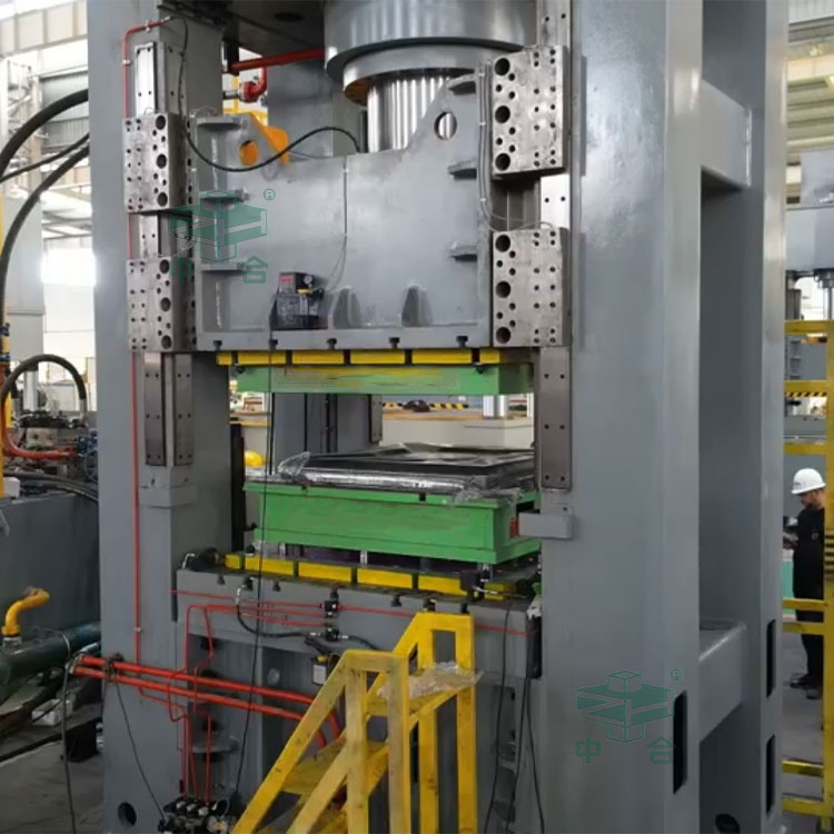 800噸框架式液壓機(jī)拉伸BDF水箱板.jpg 800噸框架式液壓機(jī)拉伸BDF水箱板.jpg