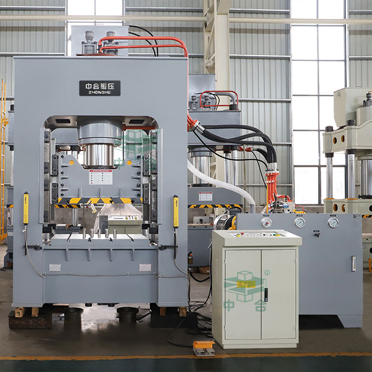 315噸框架式液壓機車間實物.jpg 315噸框架式液壓機車間實物.jpg