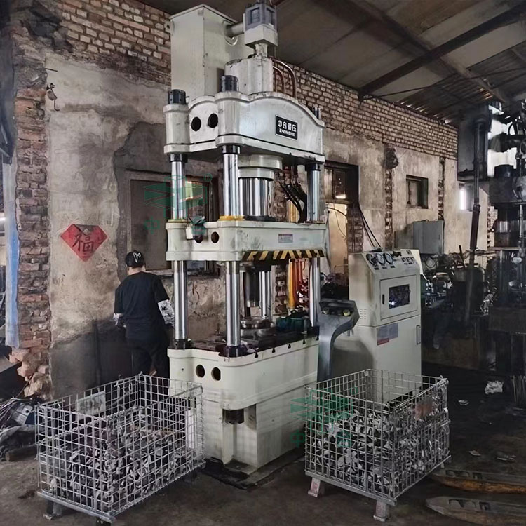 200噸四柱液壓機(jī)冷壓爪極現(xiàn)場.jpg 200噸四柱液壓機(jī)冷壓爪極現(xiàn)場.jpg