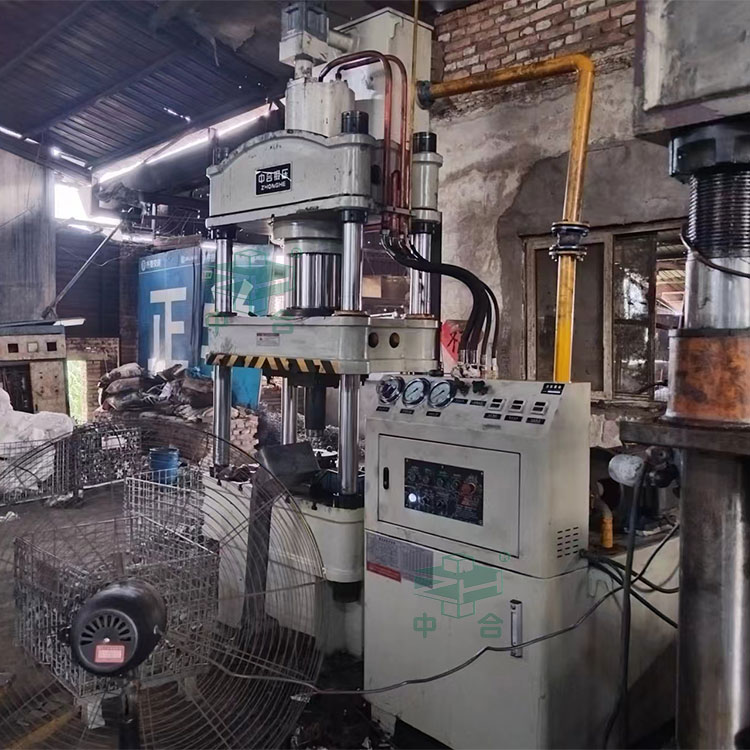 新型200噸三梁四柱液壓機(jī).jpg 新型200噸三梁四柱液壓機(jī).jpg