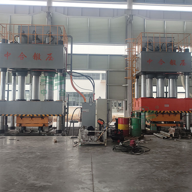 1500噸SMC汽車導(dǎo)流罩成型液壓機(jī)現(xiàn)場(chǎng).jpg 1500噸SMC汽車導(dǎo)流罩成型液壓機(jī)現(xiàn)場(chǎng).jpg