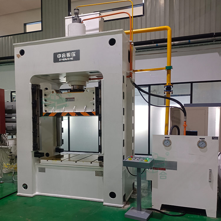 150噸汽車內(nèi)飾件成型液壓機(jī)安裝完成 150噸汽車內(nèi)飾件成型液壓機(jī)安裝完成