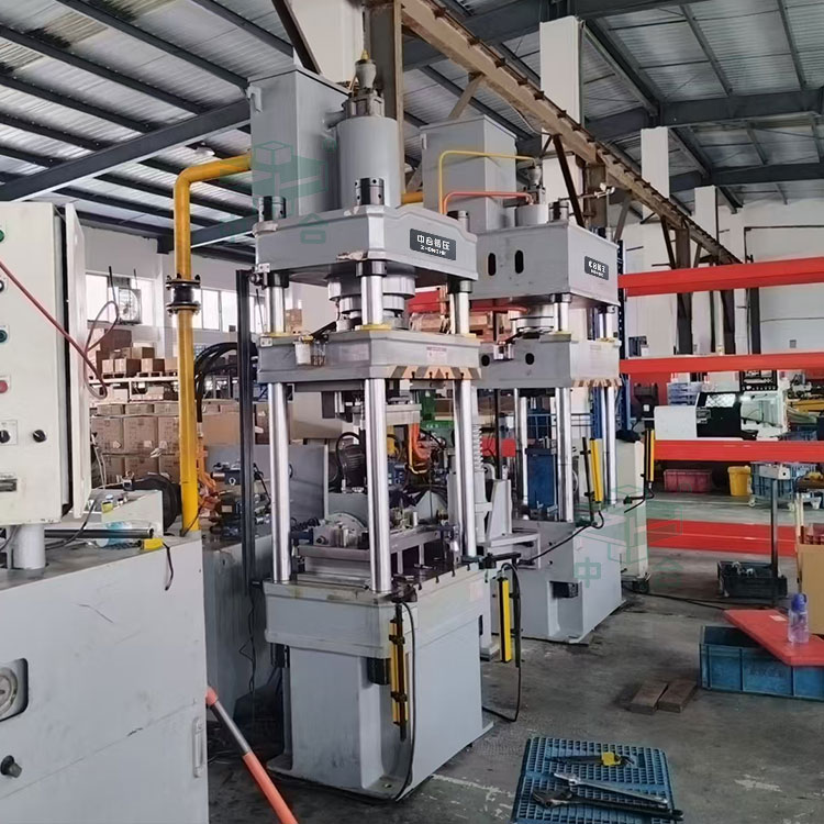 100噸四柱液壓機(jī)客戶車間現(xiàn)場(chǎng).jpg 100噸四柱液壓機(jī)客戶車間現(xiàn)場(chǎng).jpg