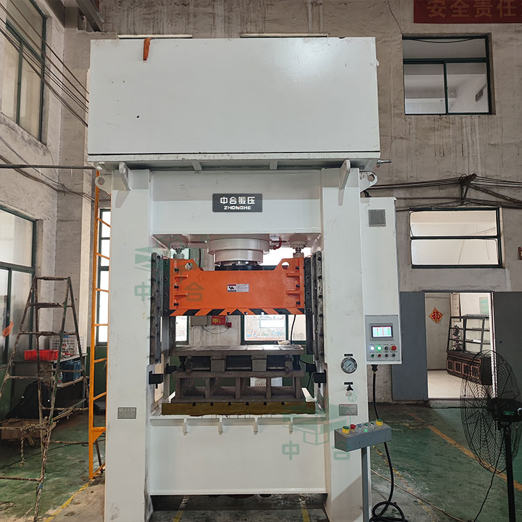 315噸框架式液壓機(jī)現(xiàn)場.jpg 315噸框架式液壓機(jī)現(xiàn)場.jpg