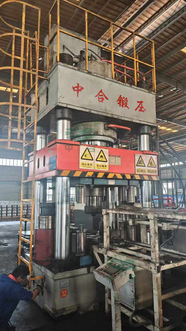 1000噸汽車輪轂沖壓成型液壓機(jī)現(xiàn)場.jpg 1000噸汽車輪轂沖壓成型液壓機(jī)現(xiàn)場.jpg