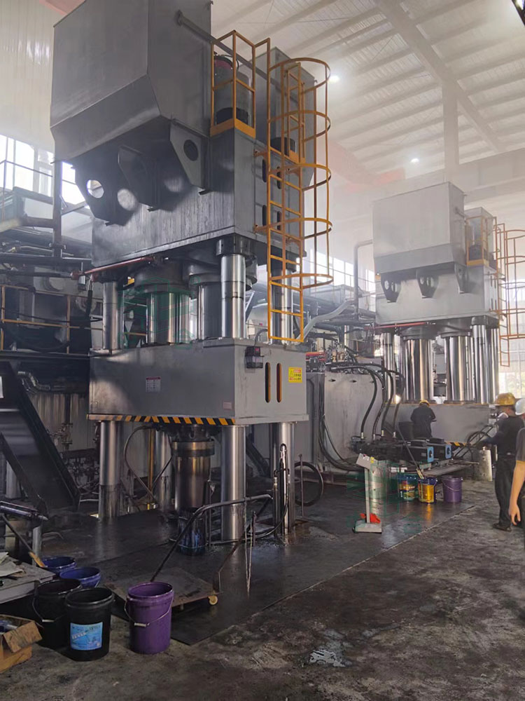 2000噸石墨坩堝液壓機(jī)現(xiàn)場(chǎng).jpg 2000噸石墨坩堝液壓機(jī)現(xiàn)場(chǎng).jpg