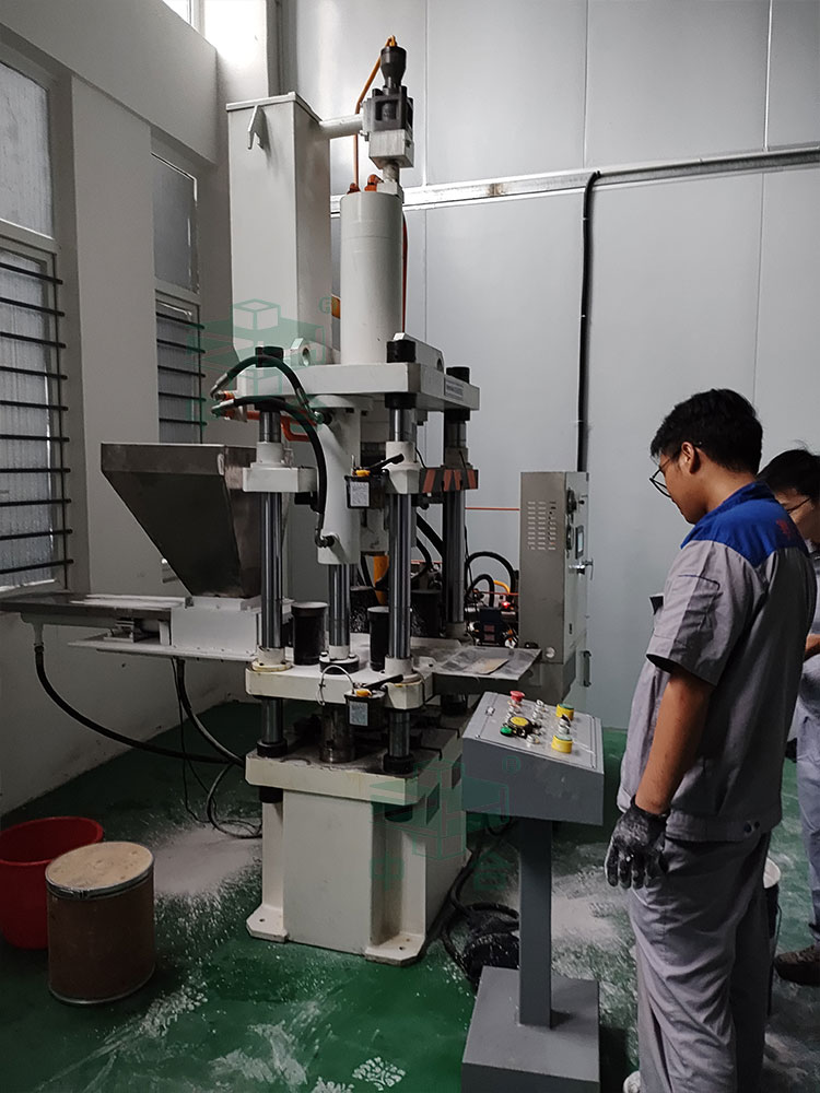 60噸四梁四柱液壓機現(xiàn)場試機.jpg 60噸四梁四柱液壓機現(xiàn)場試機.jpg