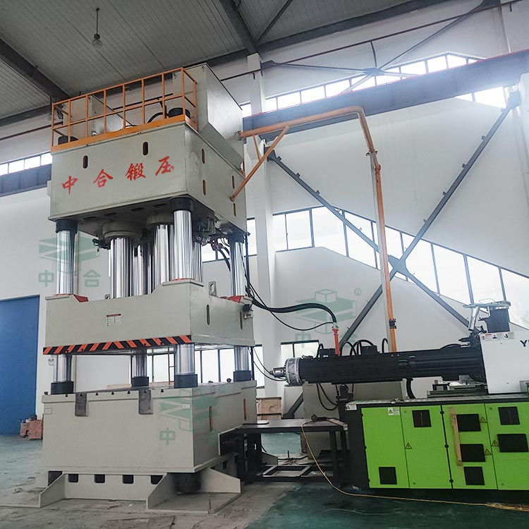 2000噸汽車配件成型液壓機(jī)現(xiàn)場(chǎng) 2000噸汽車配件成型液壓機(jī)現(xiàn)場(chǎng)