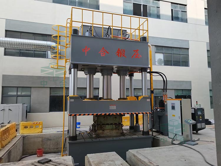 1000噸三梁四柱液壓機(jī).jpg 1000噸三梁四柱液壓機(jī).jpg