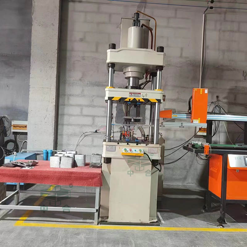 100噸廚具配件成型液壓機現(xiàn)場.jpg 100噸廚具配件成型液壓機現(xiàn)場.jpg