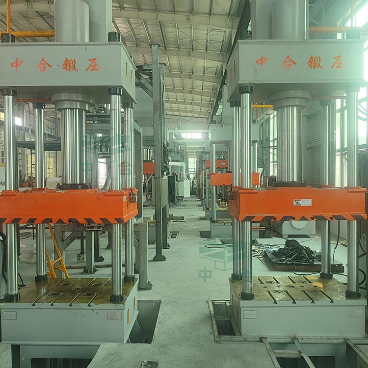 200噸石墨粉末成型液壓機(jī)安裝.jpg 200噸石墨粉末成型液壓機(jī)安裝.jpg