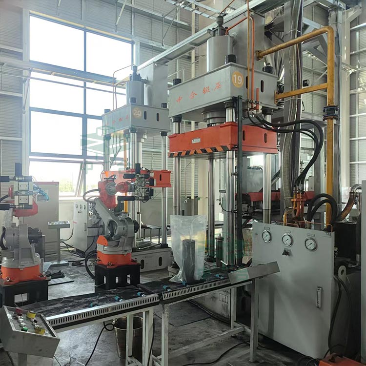 200噸石墨粉末成型液壓機(jī)現(xiàn)場.jpg 200噸石墨粉末成型液壓機(jī)現(xiàn)場.jpg